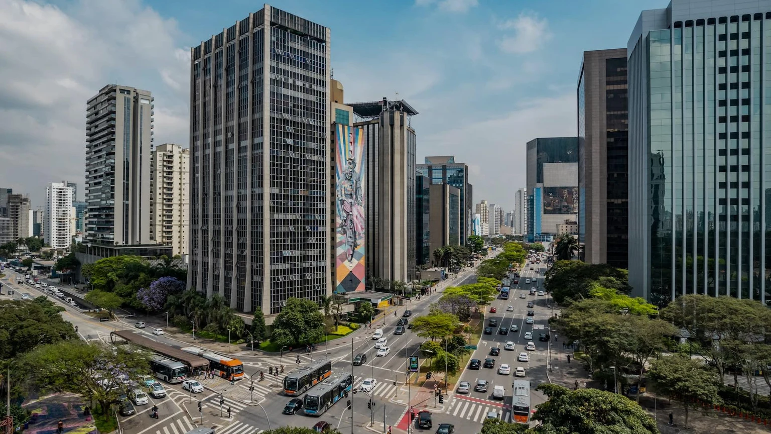 Vista urbana de edifícios e vias de uma cidade